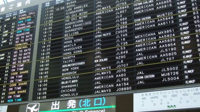 Panel de vuelos en aeropuerto de Narita (imagen referencial)