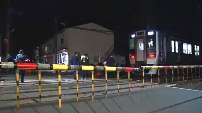 Paso a nivel cerca a la estación Tsuruhara, Osaka. Lugar del incidente. (NHK)