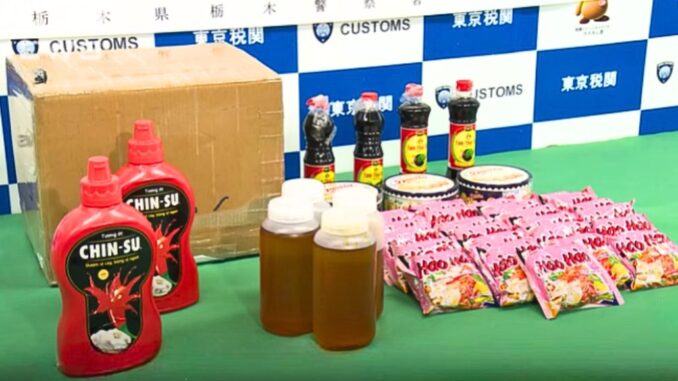 Productos incautados en el contrabando de marihuana líquida ocultos en botellas de salsa picante.