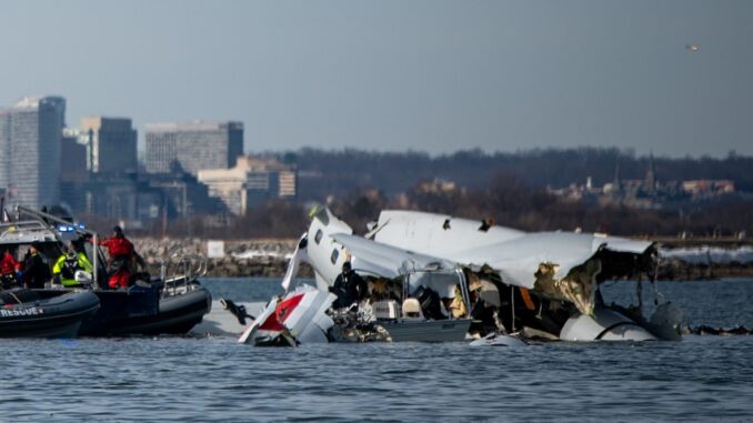 Restos del avión comercial accidentado ayer en Washington D.C. (BNO News)