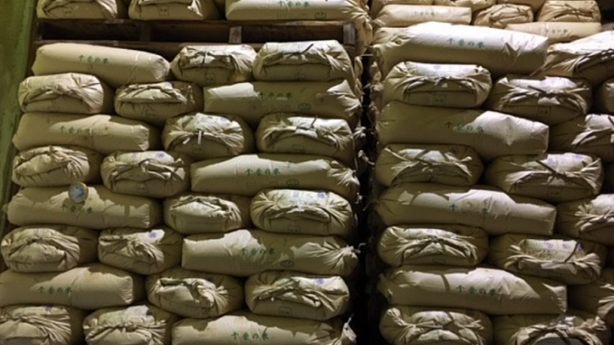 Arroz almacenado por el gobierno japonés en bolsas de papel de 30 kg
