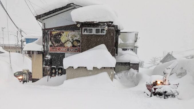Ciudad de Uonuma. La acumulación de nieve es histórica