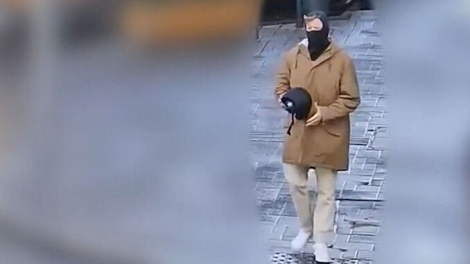 El ex marido captado por una cámara de seguridad camino a su casa