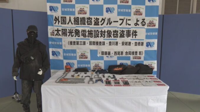 Herramientas y objetos incautados a los arrestados en el robo de cables de cobre en Aichi. (CBC policía de Anjo)