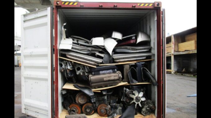 Imagen de un container con un vehiculo robado oculto detrás de autopartes (2024 Aduana de Yokohama)