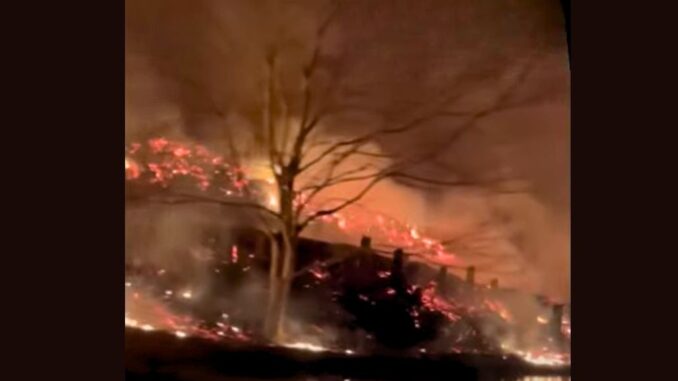 Incendio en Ofunato, Iwate, más de 4.200 evacuados mientras continúan las labores de extinción.