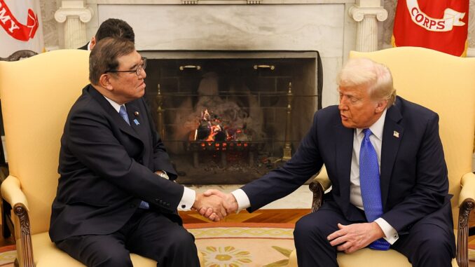 Ishiba y Trump se saludan en la Casa Blanca