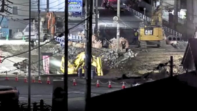Las labores en el socavón de Yashio, Saitama, donde un camión cayó hace más de 100 horas.