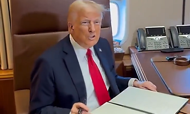 Trump responde a la prensa a bordo del avión presidencial