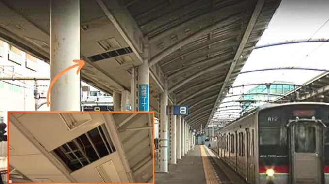 Agujero en el techo de la estación JR Takamatsu tras la caída del panel.