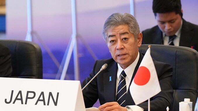 Canciller japonés Takeshi Iwaya
