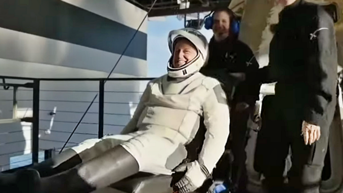 El astronauta Barry Wilmore al salir de la cápsula (NASA)