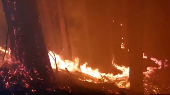 Imagen registrada ayer. Parte de la zona de Ofunato con fuego.
