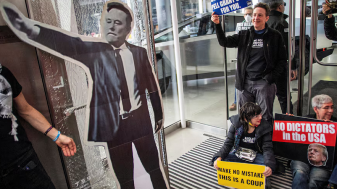 La entrada de uns tienda de Tesla bloqueada por una protesta en New York