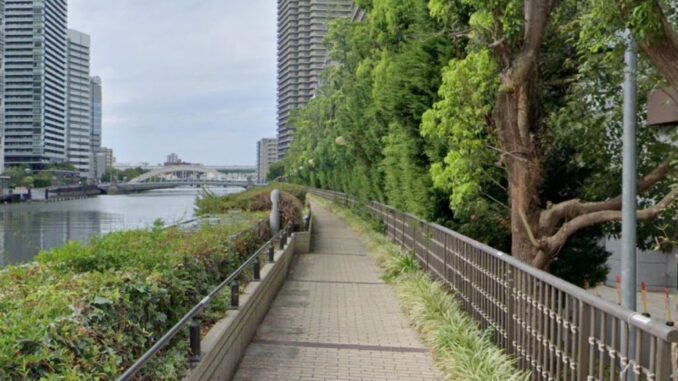 Lugar cercano donde fue hallada la bolsa con restos humanos en el distrito de Fukushima, Osaka.