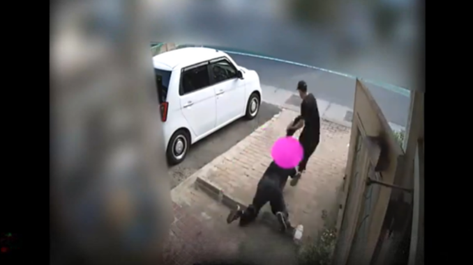 Momento del robo captado por la cámara de seguridad en la entrada de la casa en Yamanashi. (UTY)