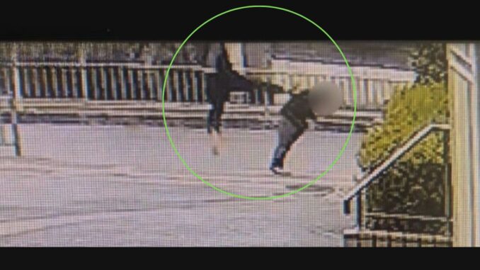 Momento exacto del ataque. El agresor propina una patada voladora a su víctima en plena vía pública en Osaka.