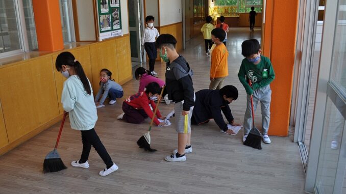 Niños de una escuela de Gifu haciendo limpieza
