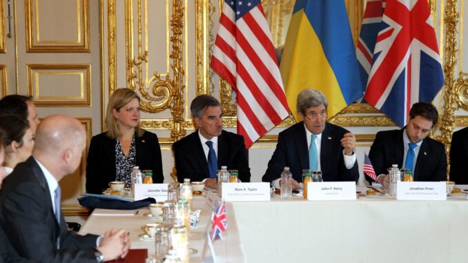 Reunión en París en 2014 entre EEUU, Reino Unido y Ucrania. Rusia se había anexionado Crimea ilegalmente.