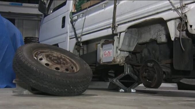 Vehículo involucrado en el accidente en Gifu, donde un neumático se desprendió y causó heridas a dos mujeres. (CBC)
