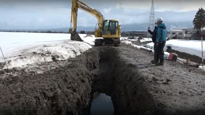 Zanja en la que un trabajador vietnamita quedó sepultado durante un accidente laboral en Nanto, Toyama.