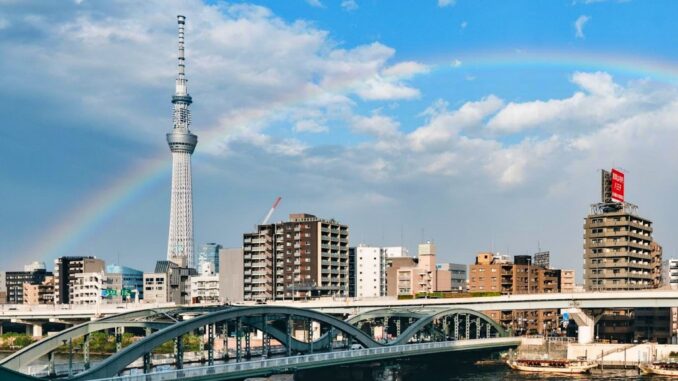 Arcoiris en Tokio después de la lluvia matutina (omom398)