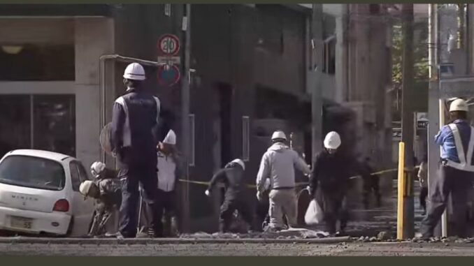 Calle inundada por fuga de agua cerca del cruce de Gojo Takakura, Kioto