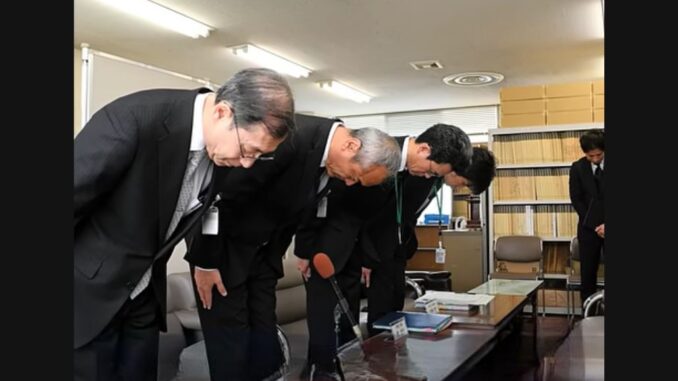 El Consejo de Educación de Matsudo, ofrece disculpas durante una rueda de prensa.