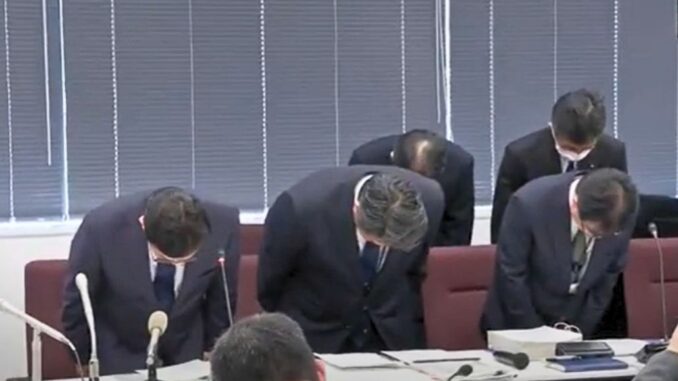 El alcalde Keiji Araki (al centro), se disculpa por los perjuicios causados a beneficiarios de asistencia social. Municipalidad de Kiryu.