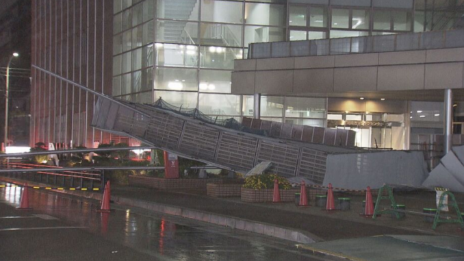 El andamio colapsado bloquea la vía pública cerca del Centro Cívico de Okazaki, Aichi (NBN)