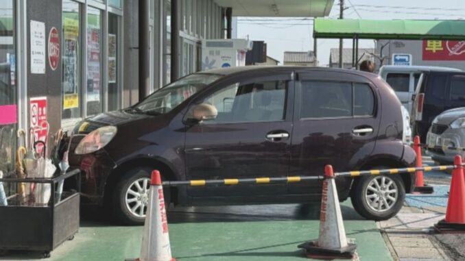 El coche que colisionó contra la fachada del supermercado Piago Yatsurugi, en Iwakura.