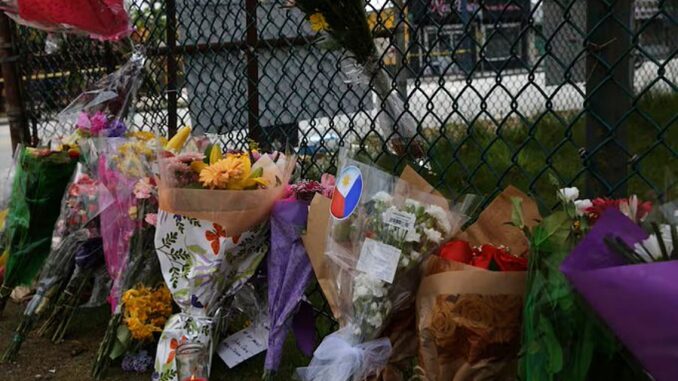 Flores en el lugar donde ocurrieron los hechos en Vancouver