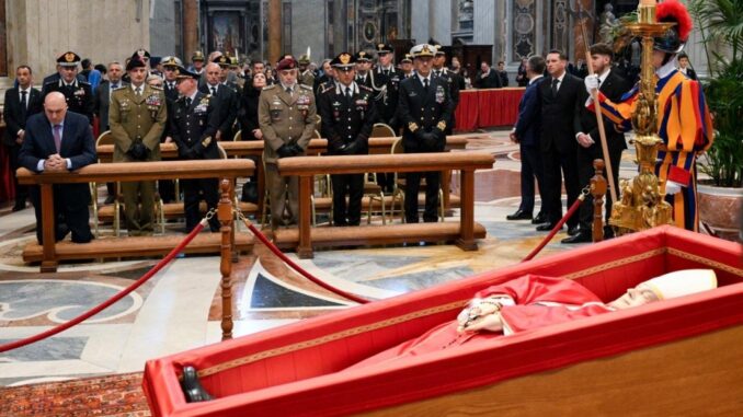 Homenaje al difunto papa Francisco (Vaticano News)