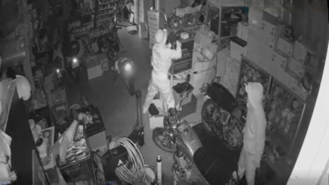 Momento en que los ladrones sustraen piezas del taller, captado por las cámaras de seguridad.