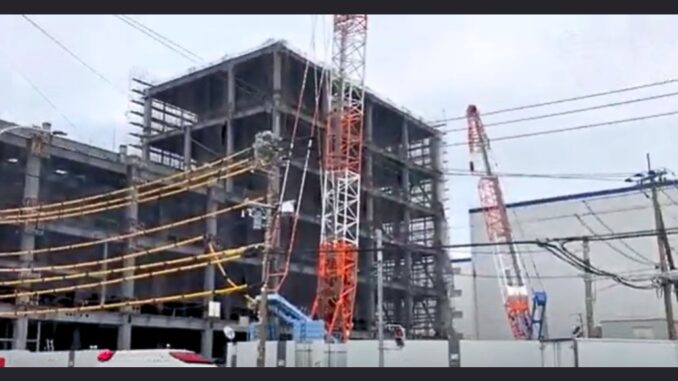 Obra en construcción en Kawasaki, donde una estructura metálica causó un accidente fatal y varios heridos. (TVK)