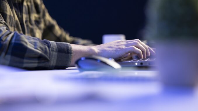 Persona utilizando una laptop. Imagen referencial.