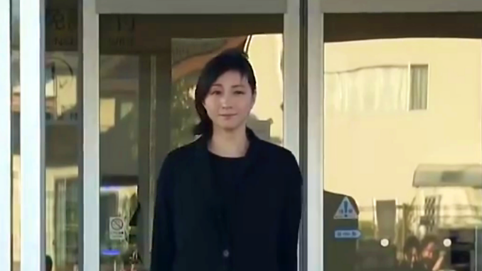 Ryoko Hirosue, saliendo de la policía