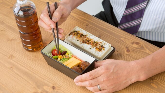 Un asalariado japonés en su hora de almuerzo (Fine Graphics) - 2