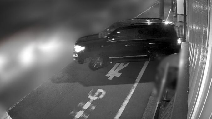 Cámara de seguridad capta el robo de una camioneta Land Cruiser en Japón
