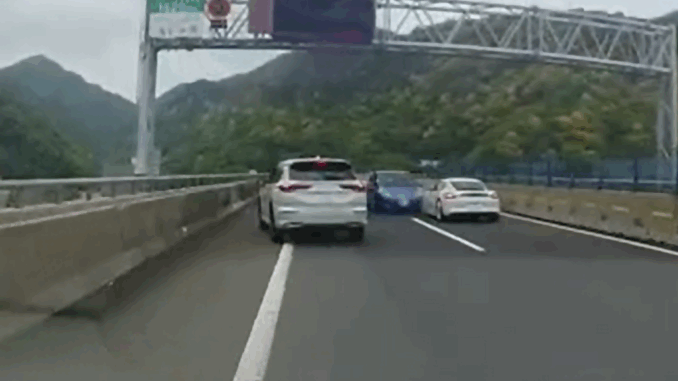 El coche azul del peruano yendo en sentido contrario por la autopista Shin-Meishin