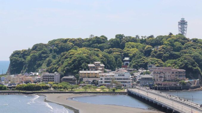 Fenómeno del tómbolo que conecta Enoshima con la costa (imagen del Consejo de Turismo de Fujisawa)