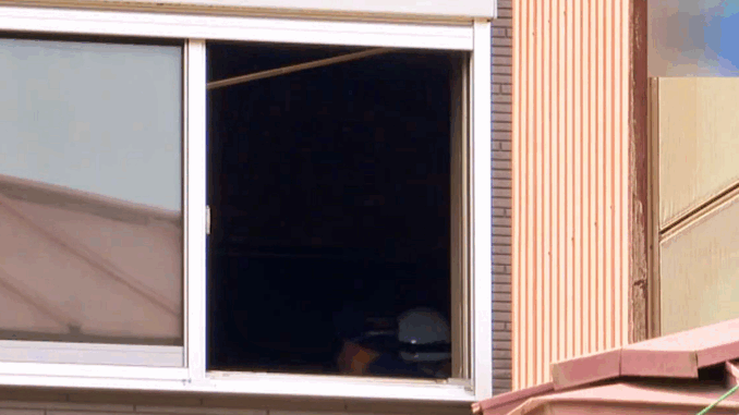 Los bomberos trabajan en la vivienda donde se alojaba la brasileña fallecida