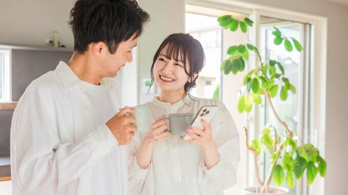 Pareja japonesa con celular en la mano (Foto Buritora)