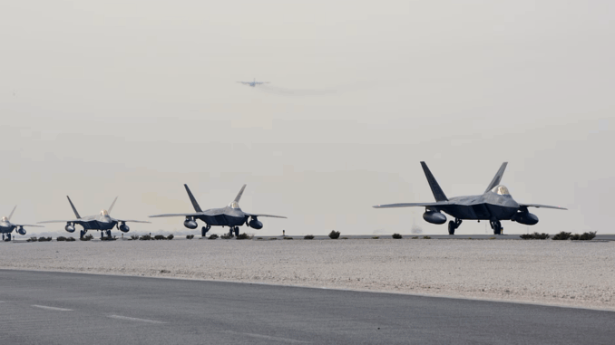 Cazas F-22 Raptor en la Base Aérea Al Udeid, Catar.