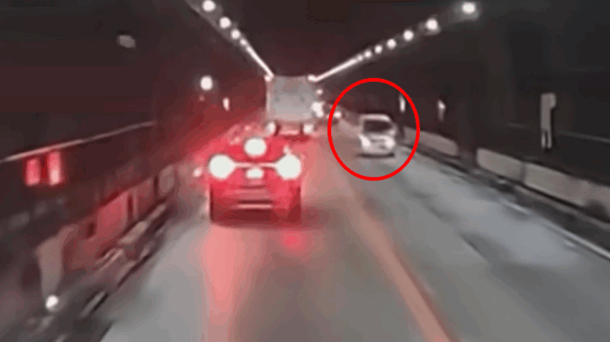 Coche conducido por un hombre de más de 90 años en sentido contrario