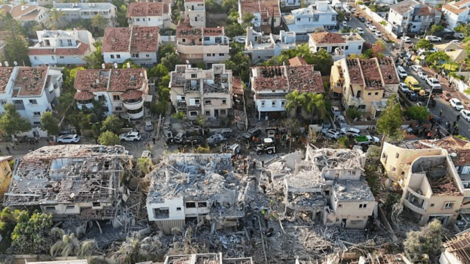 Daños observados en Rishon Lezion tras un bombardeo de misiles iraníes (Imagen X)