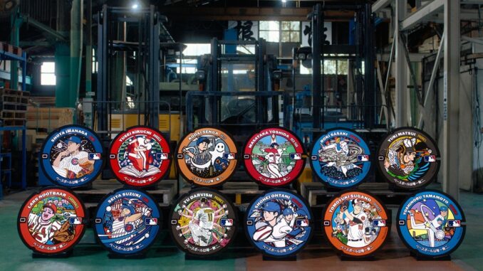 Diseños personalizados de tapas de alcantarilla que rinden homenaje a doce jugadores japoneses de la MLB. (Major League Baseball Japan)