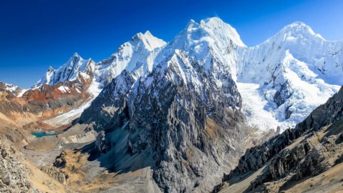 Imagen del imponente Huascarán en el departamento de Ancash, Perú - 2