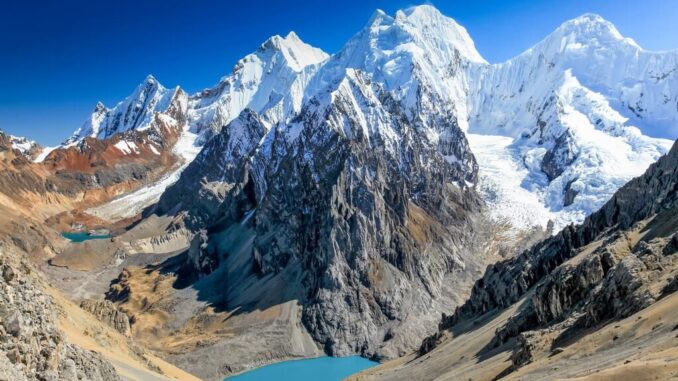 Imagen del imponente Huascarán en el departamento de Ancash, Perú