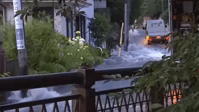 Inundación provocada por la rotura de una vieja tubería en Kamakura